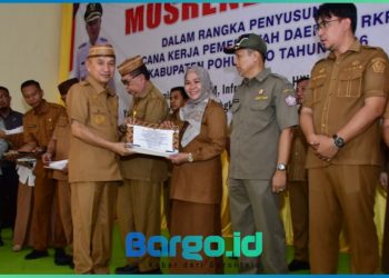 16 OPD Inovatif Diganjar Piagam oleh Bupati Saipul di Musrenbangda Pohuwato 2025