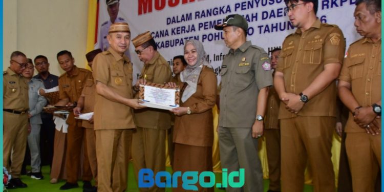 16 OPD Inovatif Diganjar Piagam oleh Bupati Saipul di Musrenbangda Pohuwato 2025