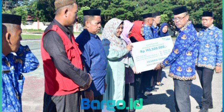 Pemkab Pohuwato Serahkan SK Pensiun dan Santunan kepada Ahli Waris ASN yang Wafat