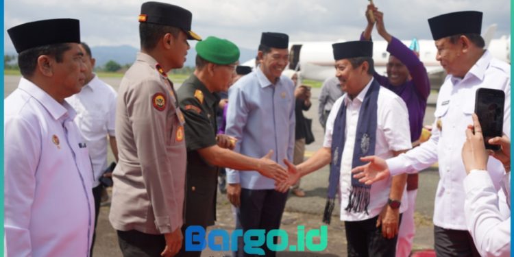 Danrem 133/NW Bersama Forkopimda Gorontalo Sambut Kedatangan Menteri KKP di Bandara Djalaluddin