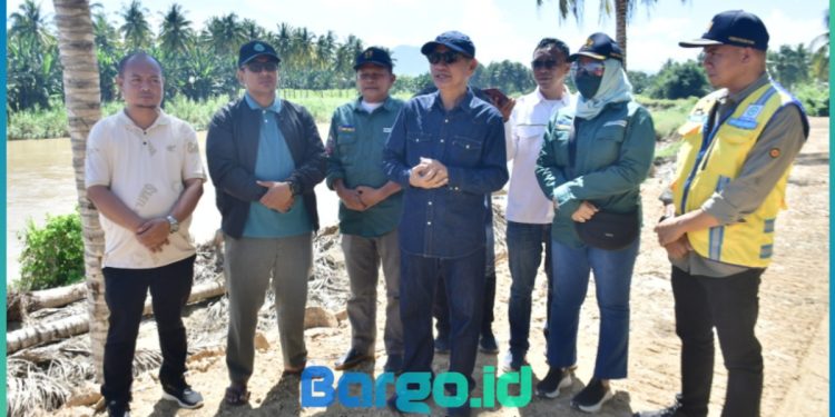Bupati Saipul Tinjau Perbaikan Tanggul Jebol di Suka Makmur, Dorong Penanganan Titik Rawan Lain
