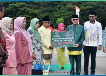 Bupati Saipul Serahkan Bantuan untuk Siswa Yatim di Hardiknas, 17 Guru Purna Bakti Terima Penghargaan