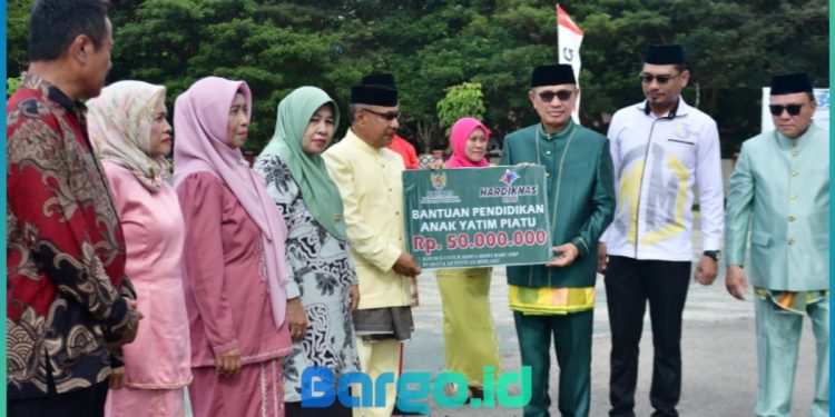 Bupati Saipul Serahkan Bantuan untuk Siswa Yatim di Hardiknas, 17 Guru Purna Bakti Terima Penghargaan