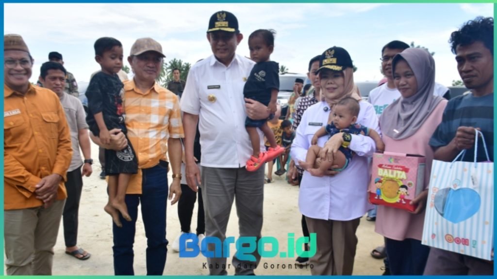 Bupati Saipul Dampingi Gubernur Gusnar Beri Bantuan untuk Anak Stunting di Popayato Barat