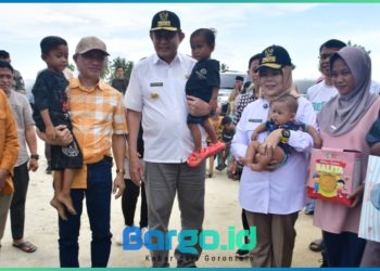 Bupati Saipul Dampingi Gubernur Gusnar Beri Bantuan untuk Anak Stunting di Popayato Barat