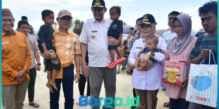 Bupati Saipul Dampingi Gubernur Gusnar Beri Bantuan untuk Anak Stunting di Popayato Barat