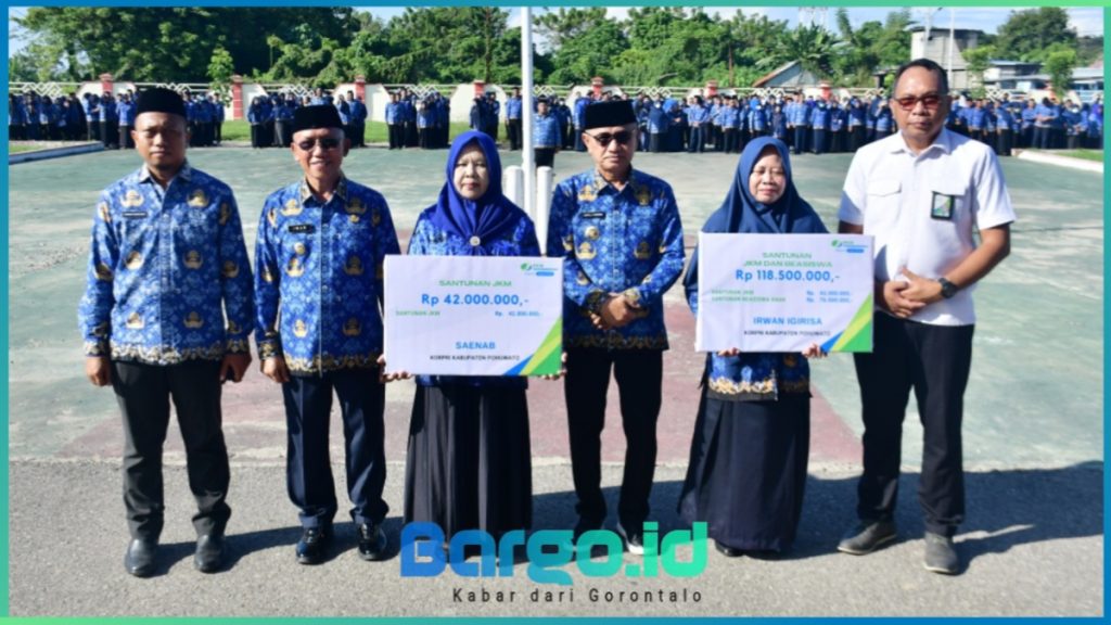 Momen Harkitnas ke-117, Bupati Saipul Serahkan Santunan Duka untuk Ahli Waris ASN