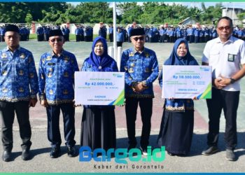 Momen Harkitnas ke-117, Bupati Saipul Serahkan Santunan Duka untuk Ahli Waris ASN