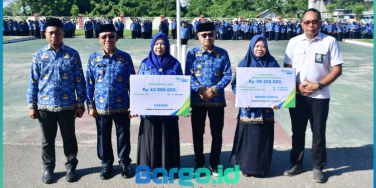 Momen Harkitnas ke-117, Bupati Saipul Serahkan Santunan Duka untuk Ahli Waris ASN