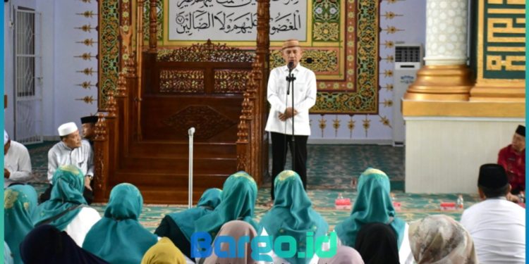 Bupati Saipul Resmi Berangkatkan 61 Calon Haji Pohuwato, Ingatkan Kekompakan di Tanah Suci