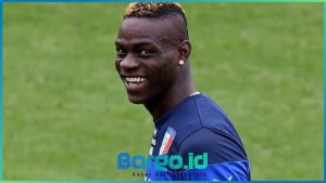 Mario Balotelli Belum Pensiun, tapi Sebut Dunia Sepak Bola Penuh Tipu-Tipu