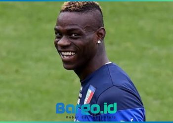 Mario Balotelli Belum Pensiun, tapi Sebut Dunia Sepak Bola Penuh Tipu-Tipu