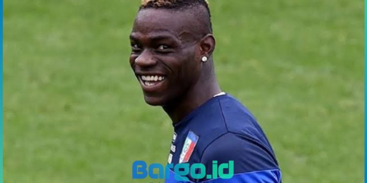 Mario Balotelli Belum Pensiun, tapi Sebut Dunia Sepak Bola Penuh Tipu-Tipu