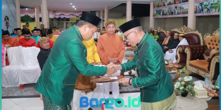 Kapolres Pohuwato Terima Naskah Khutbah Idul Adha, Siap Jadi Khatib di Masjid Agung Baiturrahim