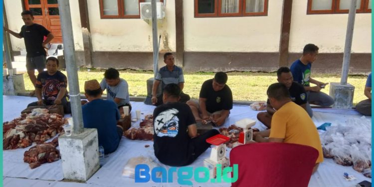 Polres Pohuwato Sembelih 12 Ekor Sapi Kurban, Distribusi Daging Menyasar Pesantren hingga Warga Sekitar