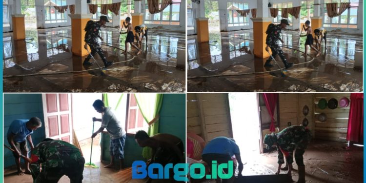 100 Personel Kodim 1313/Pohuwato Diterjukan ke Desa Tuweya Bantu Pembersihan Fasilitas Umum Pasca Banjir