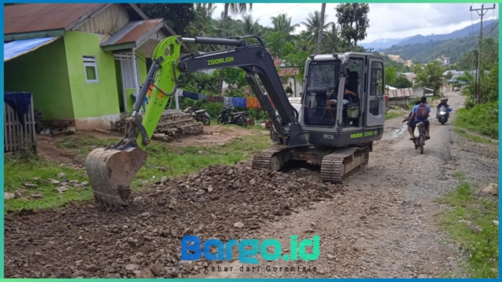 YR dan Penambang Rakyat Gotong Royong Perbaiki Jalan Rusak di Desa Hulawa