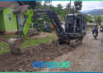 YR dan Penambang Rakyat Gotong Royong Perbaiki Jalan Rusak di Desa Hulawa