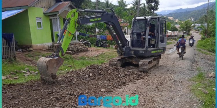 YR dan Penambang Rakyat Gotong Royong Perbaiki Jalan Rusak di Desa Hulawa