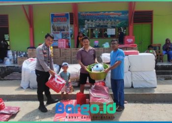 Penyaluran Bantuan Banjir di Desa Tuweya Berlangsung Lancar, Kapolres Pohuwato Apresiasi Peran Bhabinkamtibmas