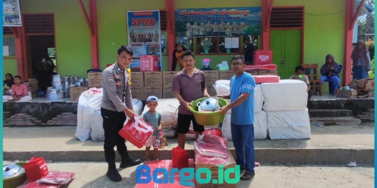 Penyaluran Bantuan Banjir di Desa Tuweya Berlangsung Lancar, Kapolres Pohuwato Apresiasi Peran Bhabinkamtibmas