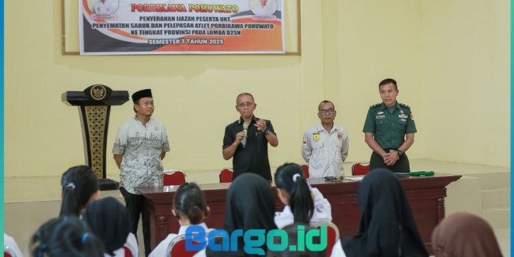 Wabup Pohuwato Lepas Atlet O2SN dan Serahkan Ijazah UKT Karate PORBIKAWA