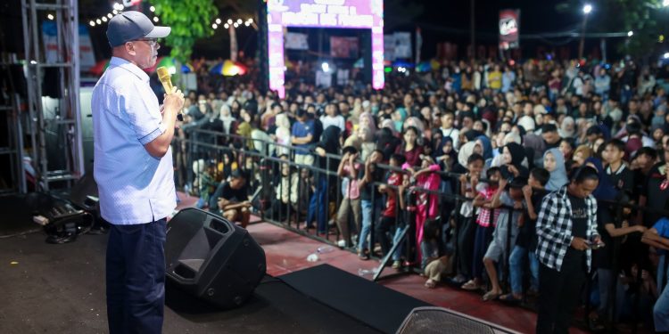 Festival Pesona Pohon Cinta 2025 Meriah, Ribuan Warga Padati Pantai Pohon Cinta