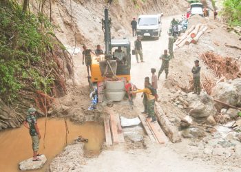 Medan Sulit, Satgas TMMD Gotong Royong Angkut Mesin Molen ke Desa Terpencil di Gorontalo