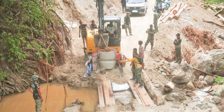 Medan Sulit, Satgas TMMD Gotong Royong Angkut Mesin Molen ke Desa Terpencil di Gorontalo