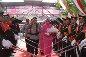 Disambut Tradisi Pedang Pora, Irjen Widodo Resmi Pimpin Polda Gorontalo