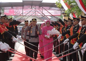 Disambut Tradisi Pedang Pora, Irjen Widodo Resmi Pimpin Polda Gorontalo