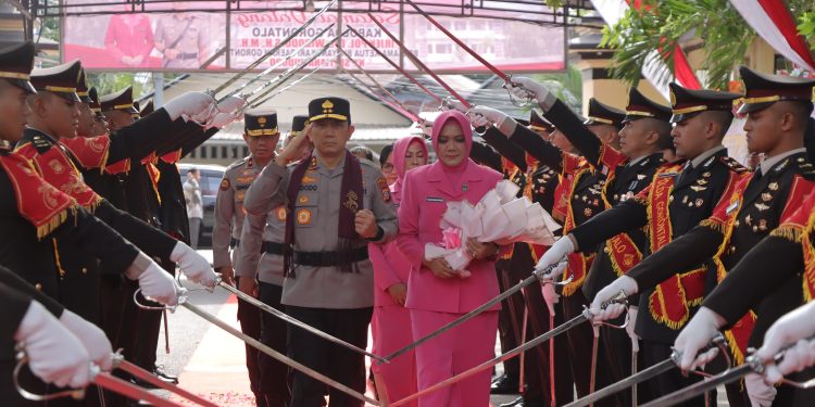 Disambut Tradisi Pedang Pora, Irjen Widodo Resmi Pimpin Polda Gorontalo