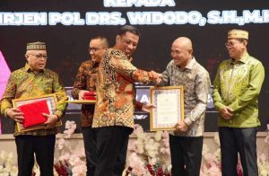 Kenal Pamit Kapolda Gorontalo, Bupati Pohuwato Dapat Penghargaan dari Irjen Eko Wahyu