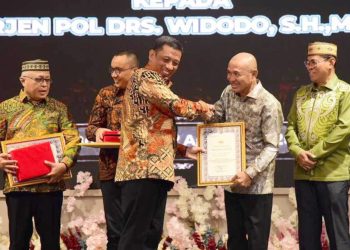 Kenal Pamit Kapolda Gorontalo, Bupati Pohuwato Dapat Penghargaan dari Irjen Eko Wahyu