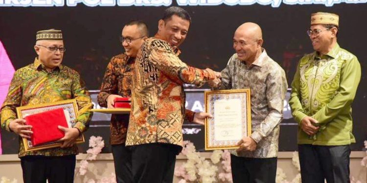 Kenal Pamit Kapolda Gorontalo, Bupati Pohuwato Dapat Penghargaan dari Irjen Eko Wahyu