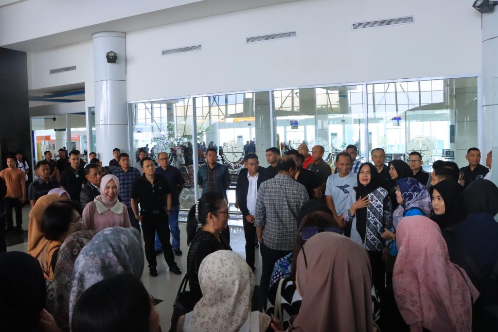 Suasana Haru Iringi Keberangkatan Mantan Kapolda Gorontalo Irjen Pol Eko Wahyu Prasetyo
