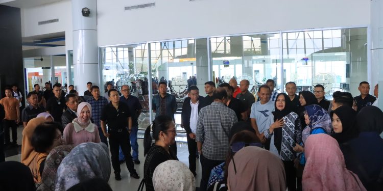 Suasana Haru Iringi Keberangkatan Mantan Kapolda Gorontalo Irjen Pol Eko Wahyu Prasetyo