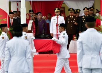 Wakil Bupati Iwan Adam Pimpin Upacara Penurunan Bendera HUT ke-80 RI di Pohuwato