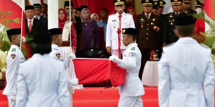 Wakil Bupati Iwan Adam Pimpin Upacara Penurunan Bendera HUT ke-80 RI di Pohuwato