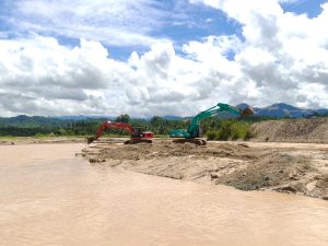 Tak Tinggal Diam, YR Team Keruk Sungai Hulawa yang Tersumbat Sedimentasi