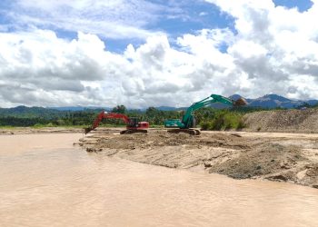 Tak Tinggal Diam, YR Team Keruk Sungai Hulawa yang Tersumbat Sedimentasi