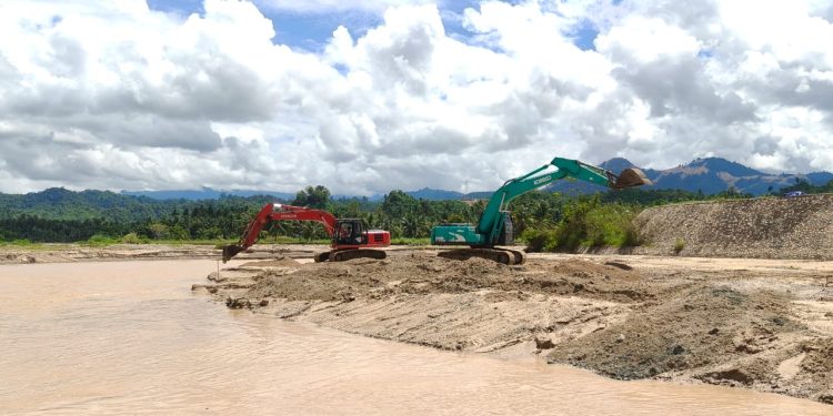 Tak Tinggal Diam, YR Team Keruk Sungai Hulawa yang Tersumbat Sedimentasi