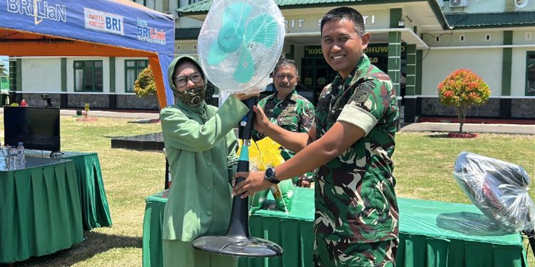 Kodim 1313 Pohuwato Bagi Doorprize di Tengah Bakti Kesehatan dan Bazar Murah