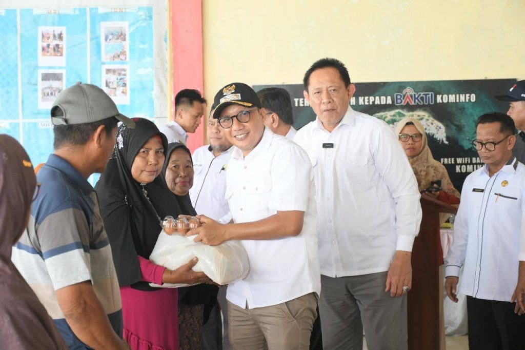 Gubernur Gorontalo Gusnar Ismail Serahkan 162 Paket Bantuan Pangan ke Warga Tilamuta