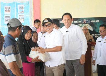 Gubernur Gorontalo Gusnar Ismail Serahkan 162 Paket Bantuan Pangan ke Warga Tilamuta