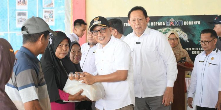Gubernur Gorontalo Gusnar Ismail Serahkan 162 Paket Bantuan Pangan ke Warga Tilamuta