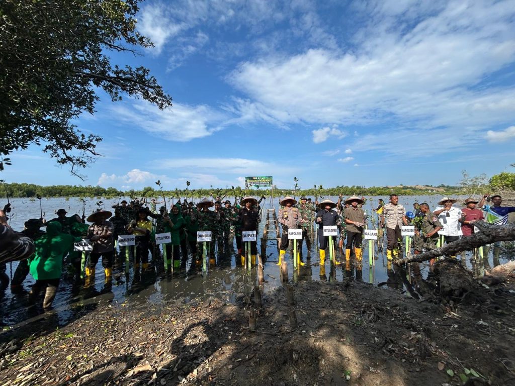 Bersama Rakyat, TNI Pohuwato Peringati HUT ke-80 dengan Aksi Tanam Mangrove