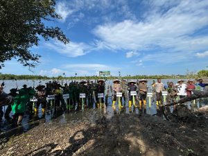 Bersama Rakyat, TNI Pohuwato Peringati HUT ke-80 dengan Aksi Tanam Mangrove