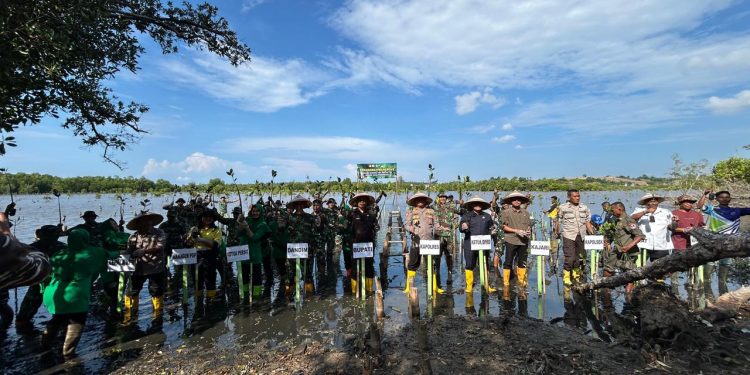 Bersama Rakyat, TNI Pohuwato Peringati HUT ke-80 dengan Aksi Tanam Mangrove