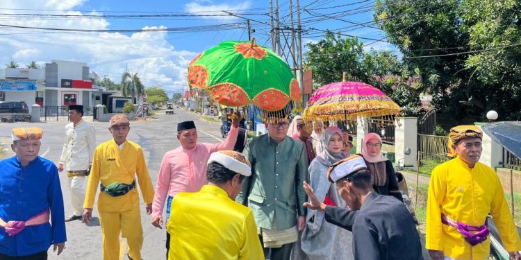 Momen Modepito Mantan Camat Ikbal Mbuinga yang Bikin Haru Warga Paguat